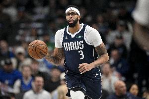 攻防俱佳！浓眉半场16中10砍下22分10板 罚球2中1