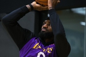 认真备战！湖人官方晒训练照 詹姆斯领衔