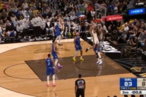 库有引力！勇士1.5秒前场球 库里充当诱饵 波斯特切入篮下暴扣