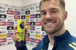 慎入！富勒姆后卫安诺森上半场手指脱臼，坚持踢完比赛获全场最佳