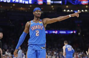 砍瓜切菜！亚历山大半场10中6轰下17分3板5助1断1帽