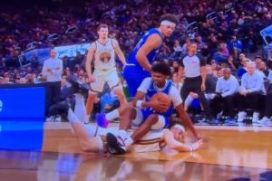 危险动作💀波姐扑地抢球 险些压到理查德森的脚踝