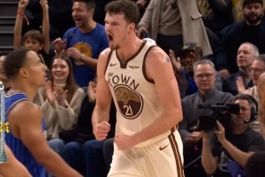 怒吼庆祝！波斯特大帽贝恩&补篮得分 一攻一防打停魔术