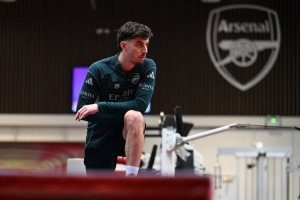 阿森纳社媒晒哈弗茨健身房内康复训练照片：一步一步