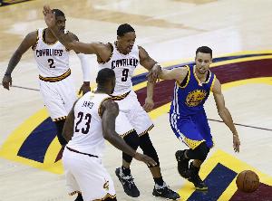 弗莱打趣：我不敢拒绝詹姆斯的派对邀约 缺席的话会被交易