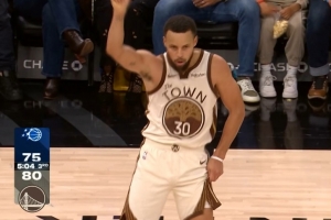 跳上舞了！波杰姆斯基饿虎扑食反抢 库里三分再进&庆祝后特意感谢