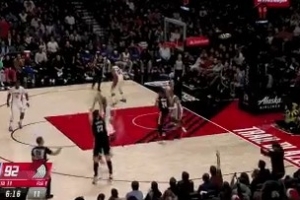 常规武器！克林根弧顶接球再中三分球继续追分