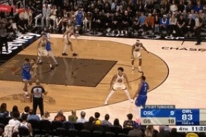 积极出效果！库里积极拼抢刀球 小霍华德没拿稳出界失误