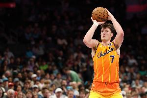 大幅刷新纪录！克尼佩尔仅用29场进100三分 比此前新秀纪录快12场