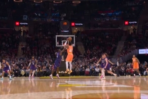 球进灯亮！米切尔脚踩logo轰进半场压哨打板三分球