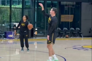 主教练正在热身！雷迪克在今日湖人训练后加练三分 接球三分连中