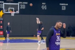 已连续缺席3场！里夫斯训练后进行投篮加练 目前为每日观察状态