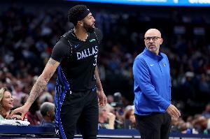 浓眉谈崩盘原因：错失投篮和不断失误 第四节让鹈鹕得到40分