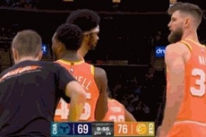 本场第二次了！鲍尔三分命中 阿伦篮下对迪亚巴特犯规送+1