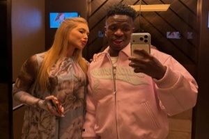 短暂放松！维尼修斯晒与女友合照：在迪拜的24小时❤️✨🤔