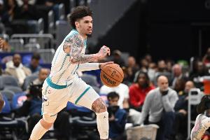 状态不错！三球半场9中5&4记三分拿到15分3板3助