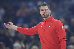 媒体人：经典开拓者模式 落后-追分-五五开-关键时刻-输球白忙活