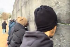 瞄人缝😂法国杯法丙球队主场0-6马赛 球场外一排球迷扒墙缝看球