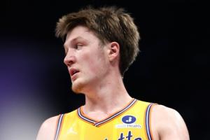 😉库里慌不慌？克尼佩尔场均3.5个三分能排历史第2 库里场均4个