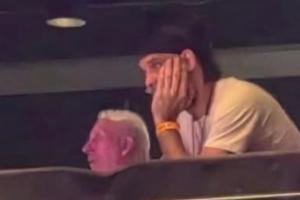 波波维奇&邓肯一同在包厢里观看马刺vs雷霆的比赛 老爷子略显憔悴