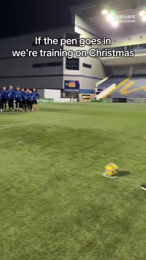 进球就不放假😂伍斯特城主帅故意踢飞点球，球员们反应堪比夺冠