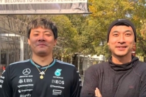 刘殿座晒与王大雷见面照，两人孩子一起打网球🎾