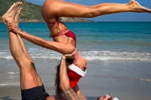 迎接圣诞节！特拉普与超模未婚妻高难度瑜伽动作秀恩爱