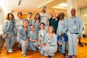 圣诞回馈！理查德作为代表前往医院为病患和医护人员送去惊喜