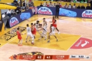 离谱！辽宁五人全部在油漆区被吴骁抢到前场板助攻布朗命中三分球