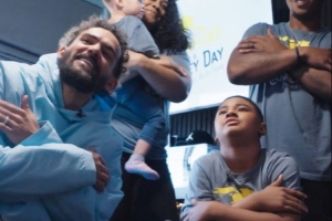 特雷·杨暖心圣诞惊喜：为轮椅小球迷改造房屋便捷性&DIY专属卧室