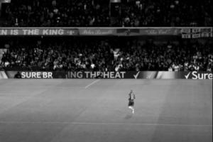 7000万先生1年没踢球😢24岁穆德里克社媒晒斯坦福桥照:圣诞快乐