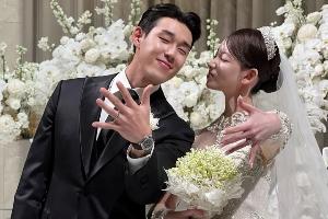 相差7岁姐弟恋❤️26岁韩国国脚宋旻揆与知名女主播郭敏善完婚