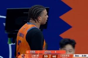 稳住稳住！洛夫顿持球突破失误&一直抱怨裁判 吃到技术犯规