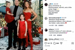 其乐融融！莱万社媒晒出与妻子女儿合照：圣诞快乐🎄