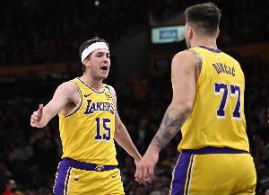 里夫斯调侃：篮球/纸牌/保龄球/飞镖 东契奇在这些方面都赢不了我