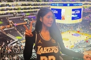 湾湾美女球迷穿老詹球衣看湖人：人生一定要去看一场NBA