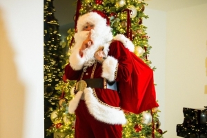 哈兰德社媒晒扮成圣诞老人照片：传递圣诞欢乐🎅🎄