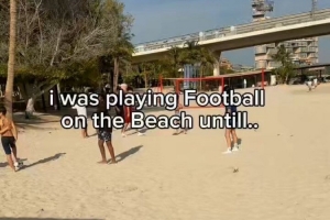 惊喜！亚马尔圣诞假期在迪拜海滩与孩子们一起踢球