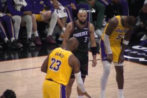 笑死了🤣詹姆斯罚球期间狄龙主动上前击掌&被老詹无奈推开