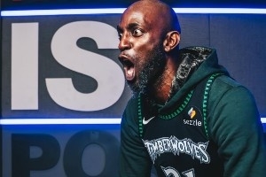 🐺狼王归位！森林狼官方晒组照：加内特穿上球队经典球衣