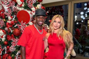 维尼修斯与姐弟恋女友晒圣诞合照，两人红衣出镜，倍显甜蜜