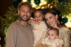 人生赢家！内马尔晒家人圣诞合照，与女友布鲁娜怀抱两个女儿