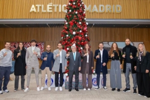 马竞晒圣诞合照：男女足主教练和队长与俱乐部主席塞雷佐出镜