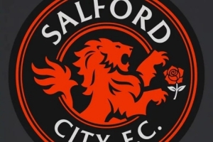 太阳报：曼联92班控股的索尔福德城发布新队徽，引来一些批评