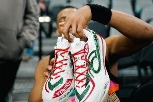 凯尔登·约翰逊晒圣诞主题球鞋！红配绿经典圣诞搭配！