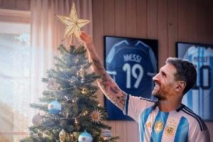 🌟明年再加一颗星？阿根廷官推圣诞海报：梅西往圣诞树上放星星