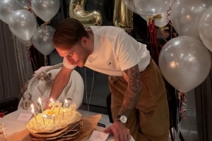 麦卡利斯特社媒晒庆祝27岁生日照片：感谢大家的祝福信息