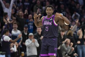 爱德华兹：我本赛季一直在练中距离投篮 以及对抗后的表现