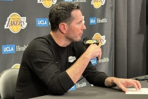 雷迪克：队医告诉我说里夫斯今天打不了了 这不是个人的决定