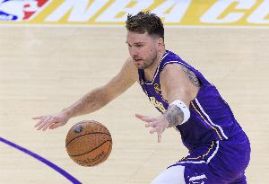 美记：东契奇每次传球的唯一原因 就是他认为这能带来一次助攻